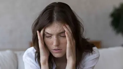 سيدة تعاني من صداع شديد