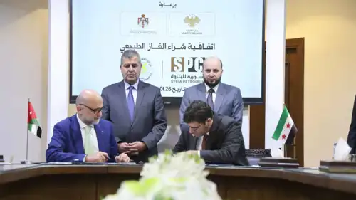 وزيرا الطاقة السوري والأردني خلال توقيع الاتفاقية
