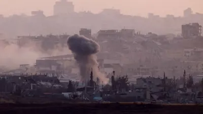 تصاعد الدخان من غزة بعد انفجار