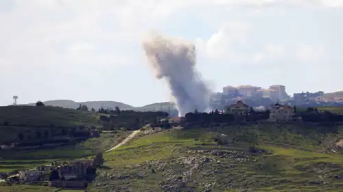 يتصاعد الدخان عقب غارة إسرائيلية، في جنوب لبنان