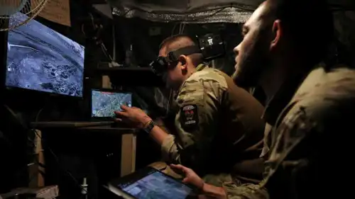 جنود أوكرانيون يتحكمون بالطائرات عن بُعد