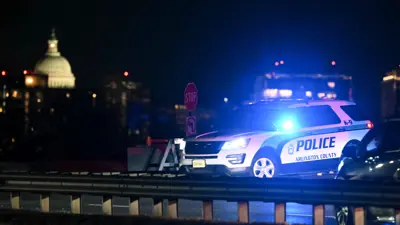 لحظة وصول مركبات الشرطة إلى موقع حادث الطائرتين