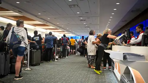 مسافرون في مطار أورلاندو بفلوريدا