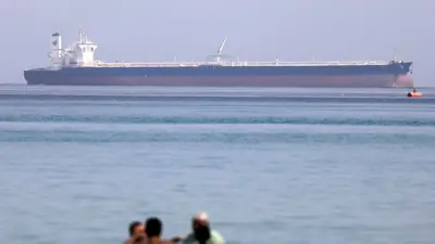 ناقلة نفط قبل دخول قناة السويس باتجاه البحر الأحمر