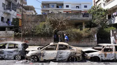 مركبات محترقة في مدينة جبلة