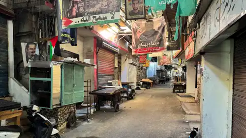 متاجر مغلقة بمخيم «عين الحلوة» في لبنان