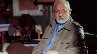 الفنان المصري عبد العزيز مخيون