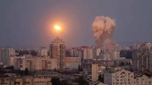 لحظة اعتراض صاروخ فوق كييف