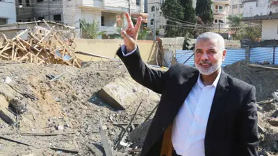 هنية أمام أنقاض مكتبه في غزة بعد غارة إسرائيلية عام 2019