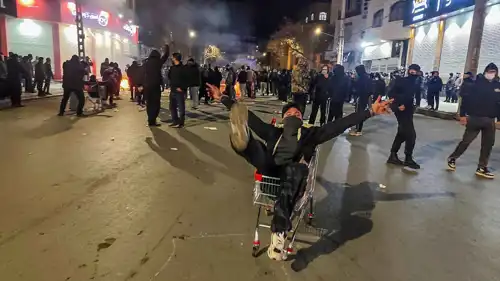 محتجون إيرانيون يغلقون طريقا في كرمانشاه