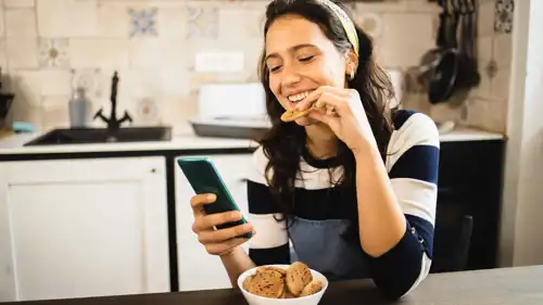 أكل البسكويت (تعبيرية)