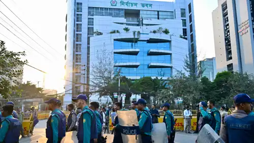 الشرطة البنغلاديشيةأمام مكتب لجنة الانتخابات