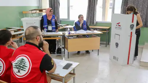 سيدة تدلي بصوتها في انتخابات لبنانية سابقة