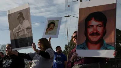 محتجون ضد عقوبة الإعدام يرفعون صور سيغمون