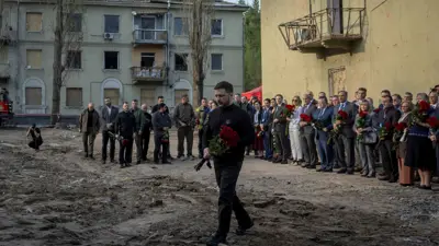 زيلينسكي ودبلوماسيون يتفقدون موقع ضربة روسية على كييف