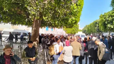 تجمع صحفيين خارج مكان محاكمة المعارضين التونسيين