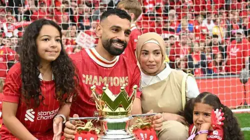 محمد صلاح وزوجته وابنتيه