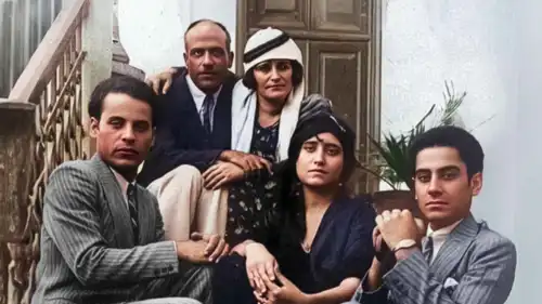 صورة لفريد وأسمهان وفؤاد الأطرش مع والدتهم علياء المنذر