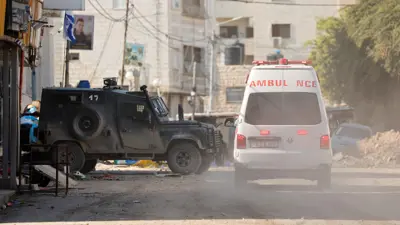 سيارة إسعاف تتحرك في جنين بالضفة الغربية