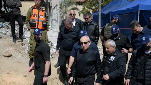 نتنياهو خلال تفقد مواقع طالها قصف إيران