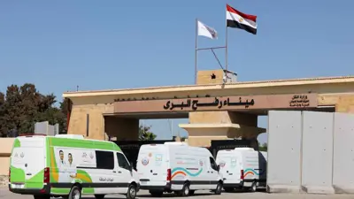 سيارات إسعاف تدخل معبر رفح لإجلاء جرحى 