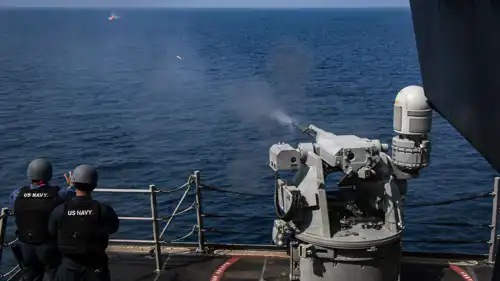 مدمرة أمريكية تطلق النار في خليج عمان