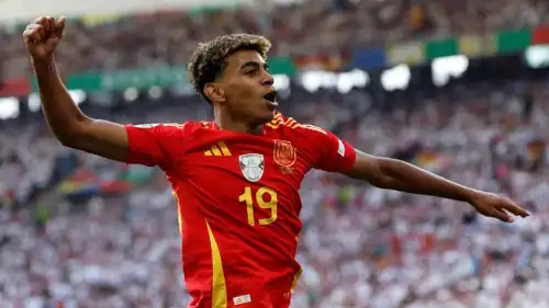 لامين يامال نجم منتخب إسبانيا