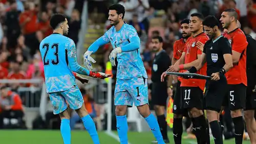 تبديل مصطفى شوبير والشناوي خلال مباراة مصر والسعودية