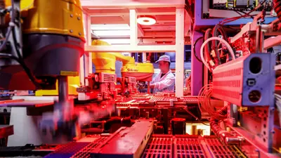 مصنع لوحدات الطاقة الشمسية في الصين