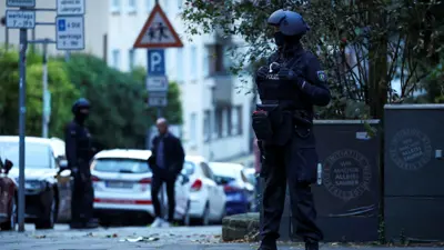 عنصر من الشرطة الألمانية في مدينة زولينغن عقب الهجوم