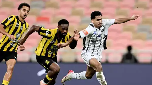 من مباراة الشباب والاتحاد في دوري روشن