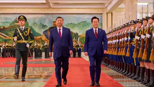 الرئيس الصيني شي جين بينغ والرئيس الكوري الجنوبي لي جاي ميونغ