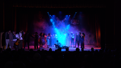 لقطة من مسرحية الطاحونة الحمراء