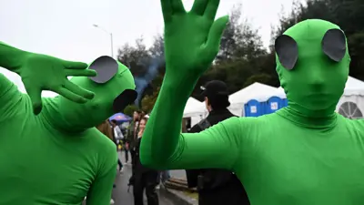 أشخاص يرتدون أقنعة على هيئة الفضائيين