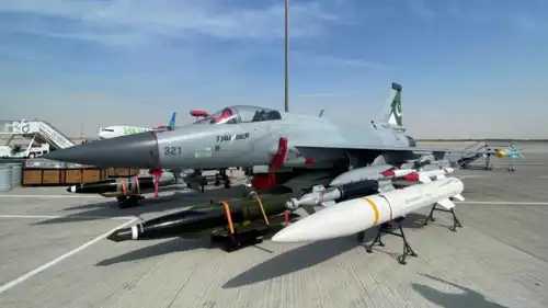 طائرة مقاتلة من طراز JF-17
