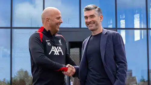 ريتشارد هيوز (يمينا) مع آرني سلوت مدرب ليفربول 