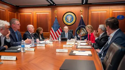 بايدن خلال اجتماع مع مسؤولين بخصوص حادث بنسلفانيا