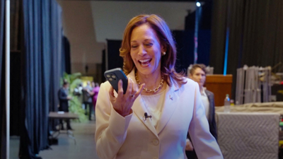 صورة من فيديو للمكالمة الهاتفية بين هاريس وعائلة أوباما