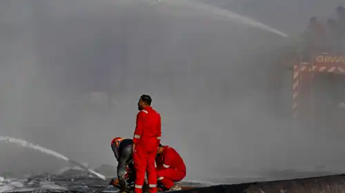 رجال إطفاء عراقيين خلال حريق سابق