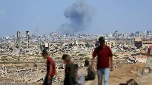 دخان يتصاعد إثر قصف إسرائيلي على قطاع غزة