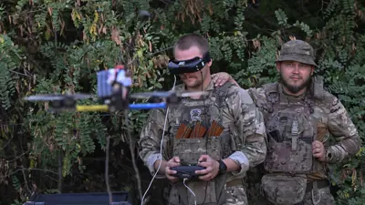 جنديان أوكرانيان يطلقان مسيرة FPV