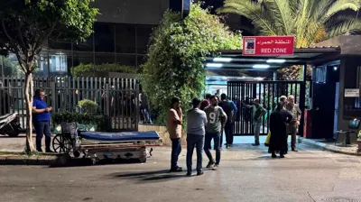 بوابة مستشفى نقل إليه مصابو الغارة في بيروت