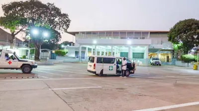 سيارات إسعاف أمام مستشفى في غينيا