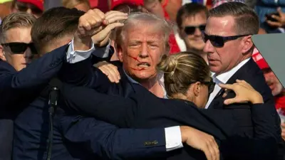 ترامب يرفع قبضته أمام أنصاره بعد محاولة اغتياله