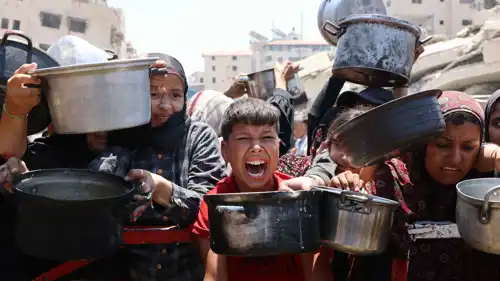 سكان غزة في محاولة للحصول على طعام وسط انتشار المجاعة