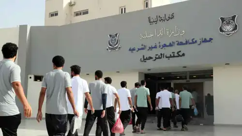 مهاجرون أمام جهاز مكافحة الهجرة غير الشرعية في ليبيا