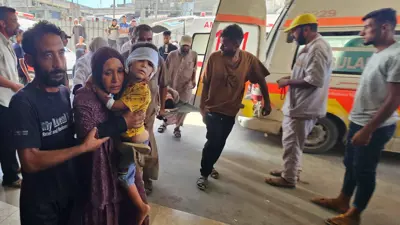 نقل مصابين بغارة إسرائيلية إلى مستشفى ناصر