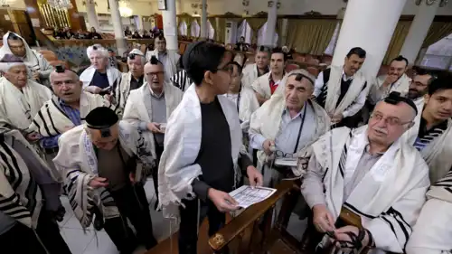 يهود إيرانيون يصلون في كنيس في طهران