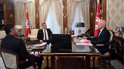 الرئيس التونسي قيس سعيّد مع وزير الداخلية خالد النوري