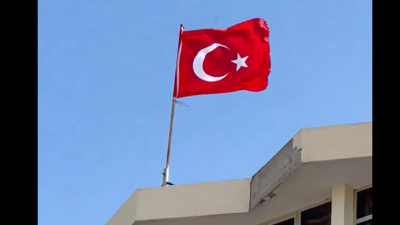 العلم التركي فوق مبنى إدارة تونسية